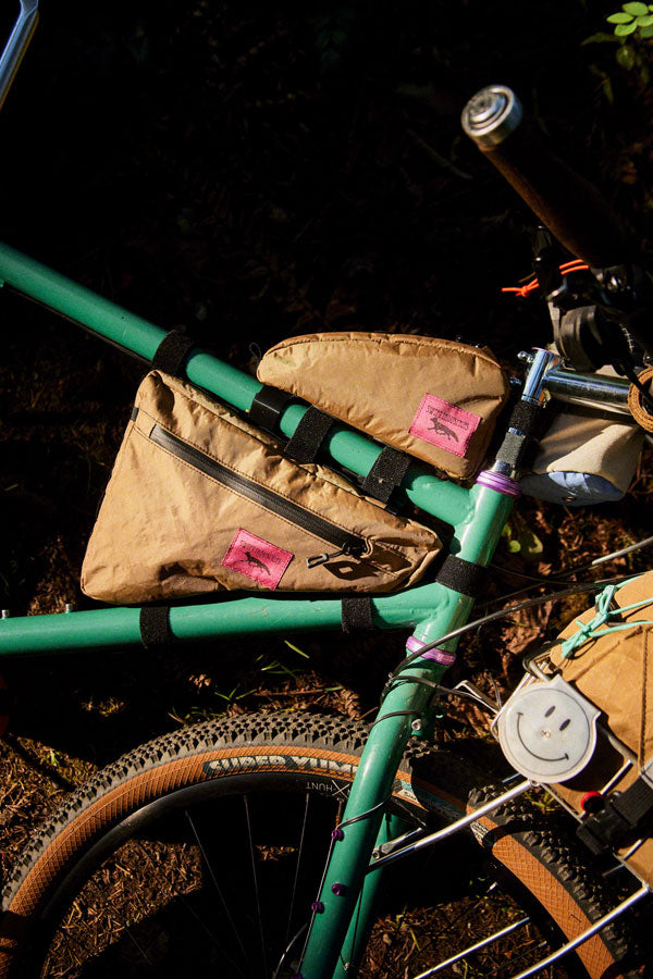 swift-industries-giddy-up-wedge-frame-bag-coyote