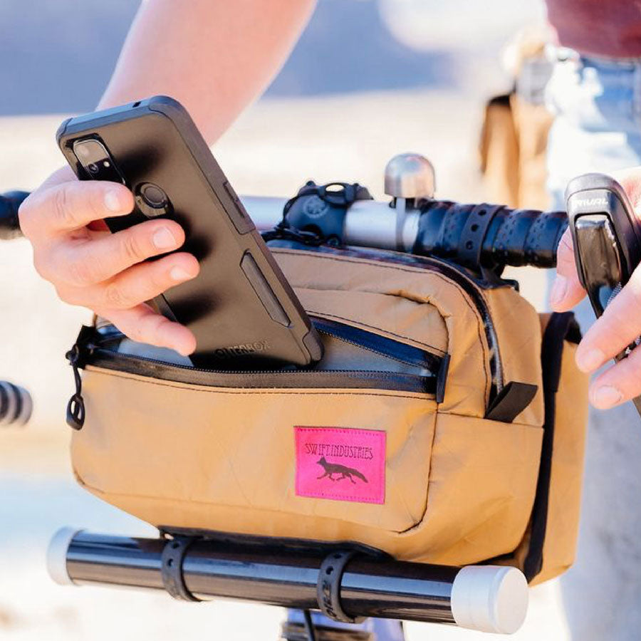 swift-industries-kestrel-handlebar-bag-coyote-1