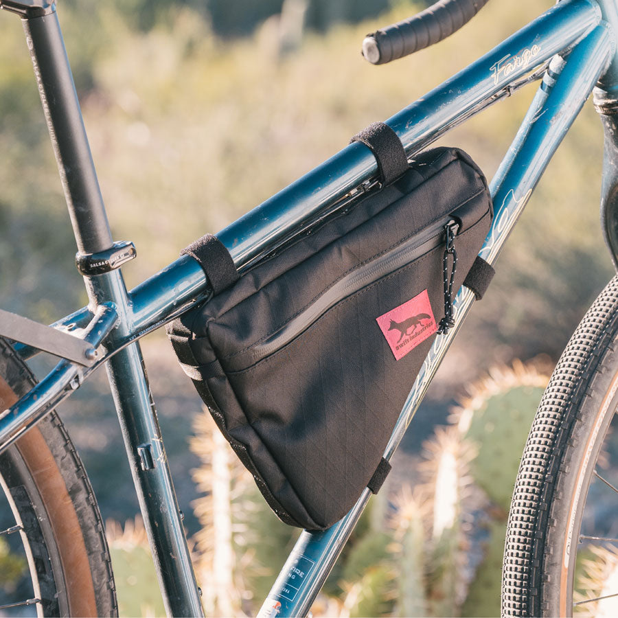 swift-industries-giddy-up-wedge-frame-bag-black