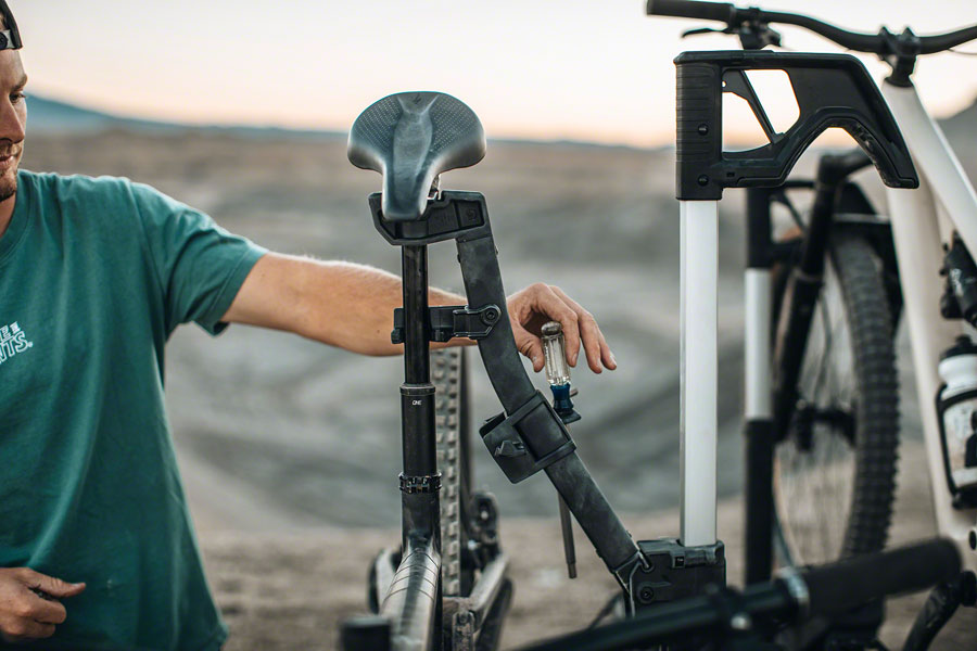 thule-verse-repair-holder-black