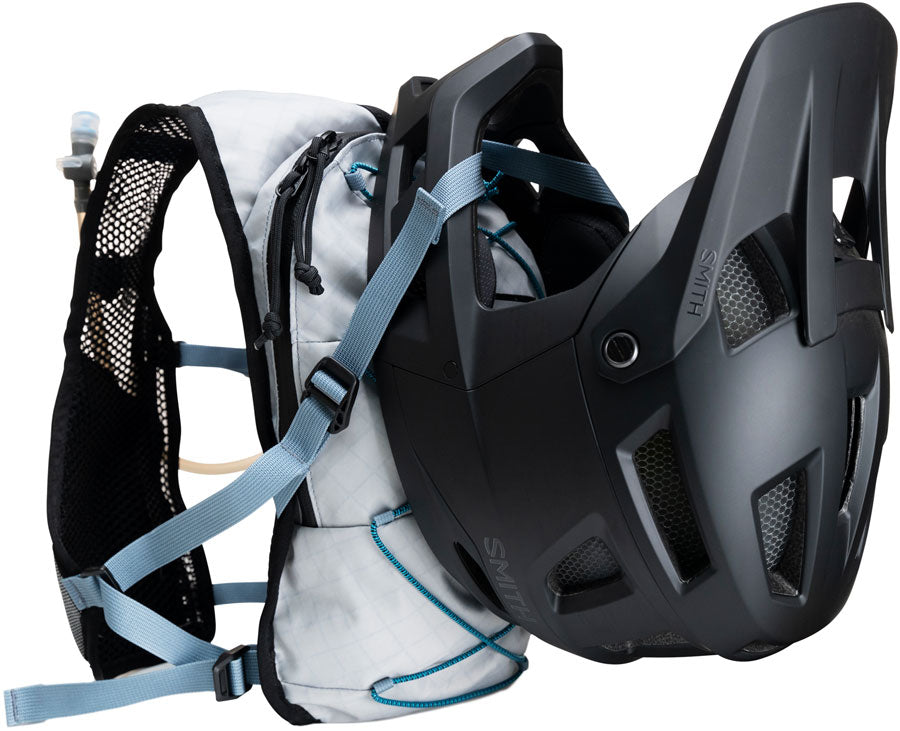 high-above-the-supernatural-hydration-pack-glacier-gray