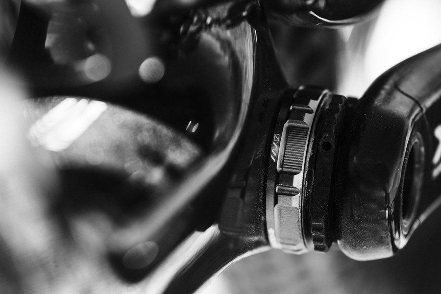 wolf-tooth-mk0-bottom-bracket-english-bsa-68-73mm-for-24mm-spindle-shadow-gray